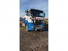 Ansicht vorne und seitlich rechts