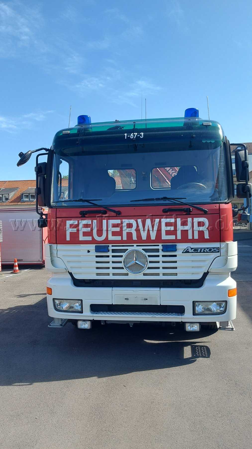 1 Daimler Chrysler special fire service vehicle swap-body carrier with loading crane