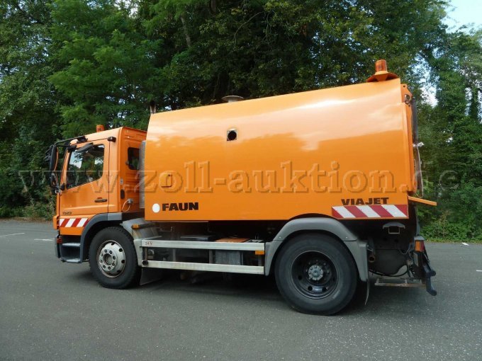 1 Daimler Chrysler Straßenkehrmaschine DA88 Rechtslenker Kehraufbau /Wechselsystem – foto 2 – kavel bij Zoll-Auktion, Nürnberg