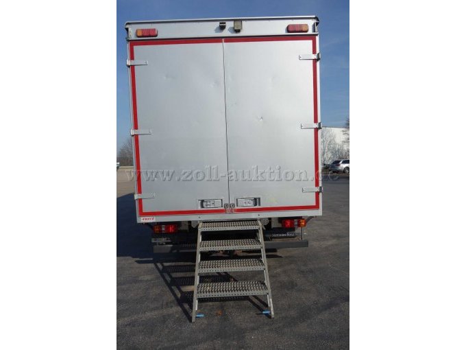 Fahrzeugheck mit Trittstufe