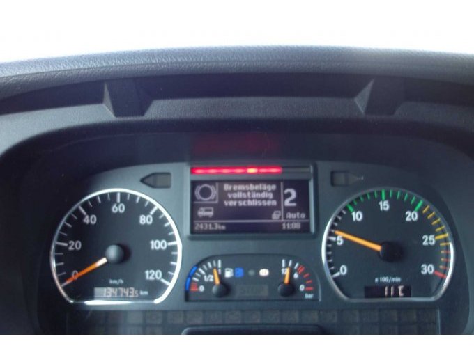 Tachoanzeige mit Warnmeldung Bremsbeläge vollständig verschlissen