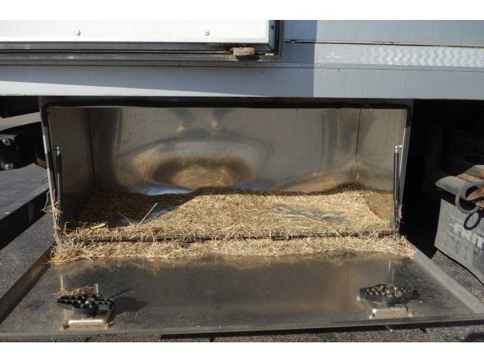 Staubox auf der rechten und linken Fahrzeugseite