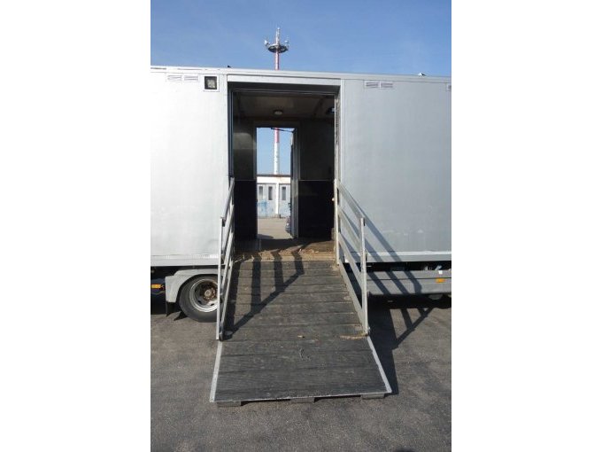 Rechte Fahrzeugseite mit Rampe und Sicherung