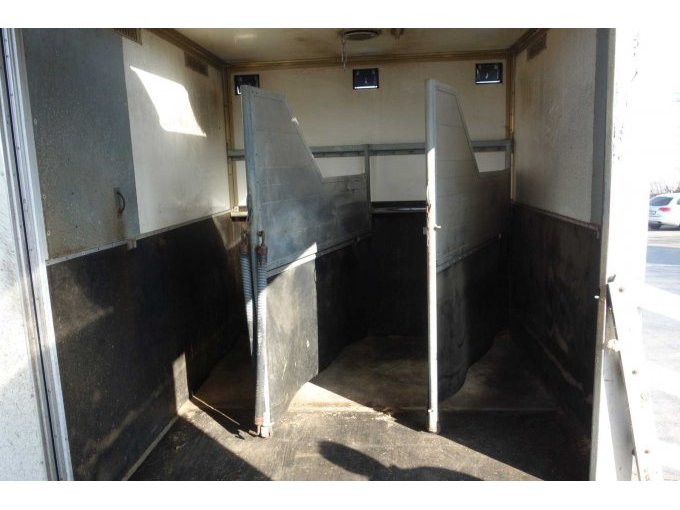 Pferdeboxen verstellbar, Richtung Heck