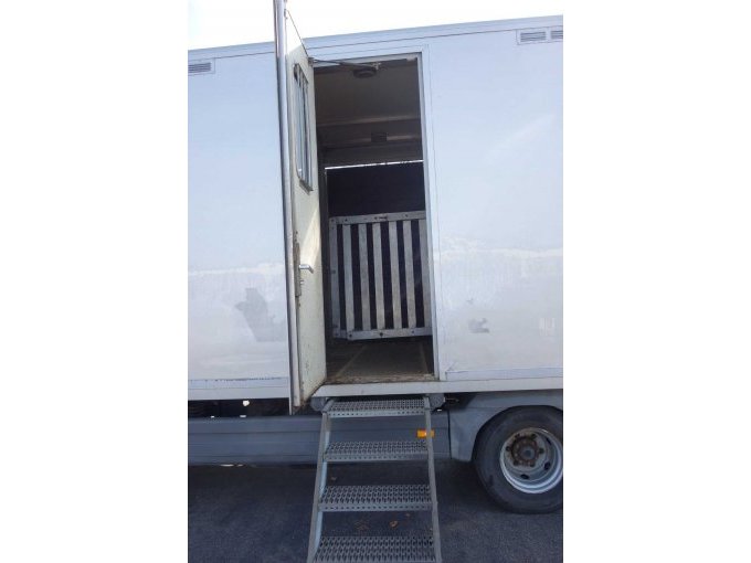 Seitliche Tür links mit Trittstufe