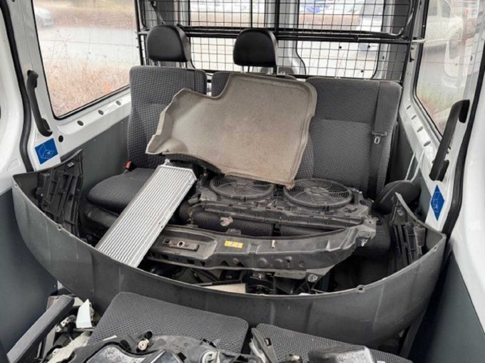 Ansicht Fahrgastraum mit Ersatzteilen