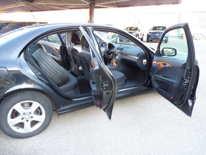 Ansicht rechte Seite mit Türen geöffnet