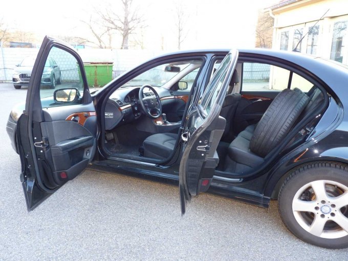 Ansicht linke Seite mit Türen geöffnet