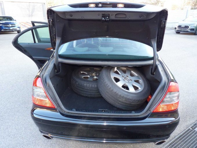 Ansicht von hinten mit Kofferraum geöffnet