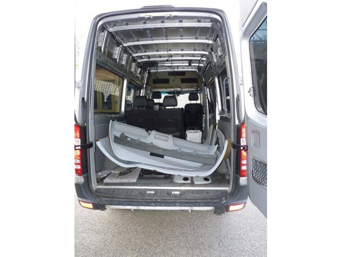 Ansicht in Fond, Heckflügel offen Details