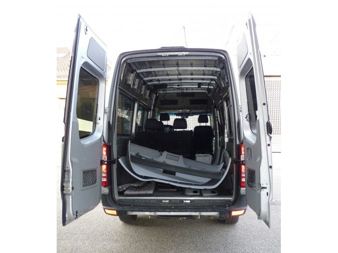 Ansicht in Fond, Heckflügel offen Übersicht