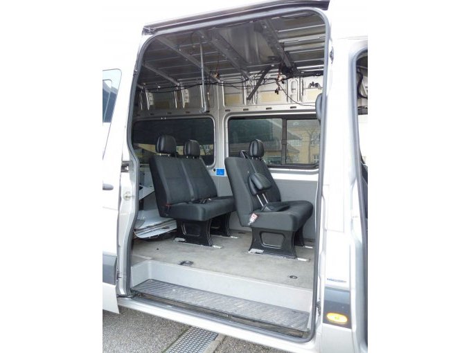 Ansicht von rechts, Schiebetüre geöffnet, Blick in Fond