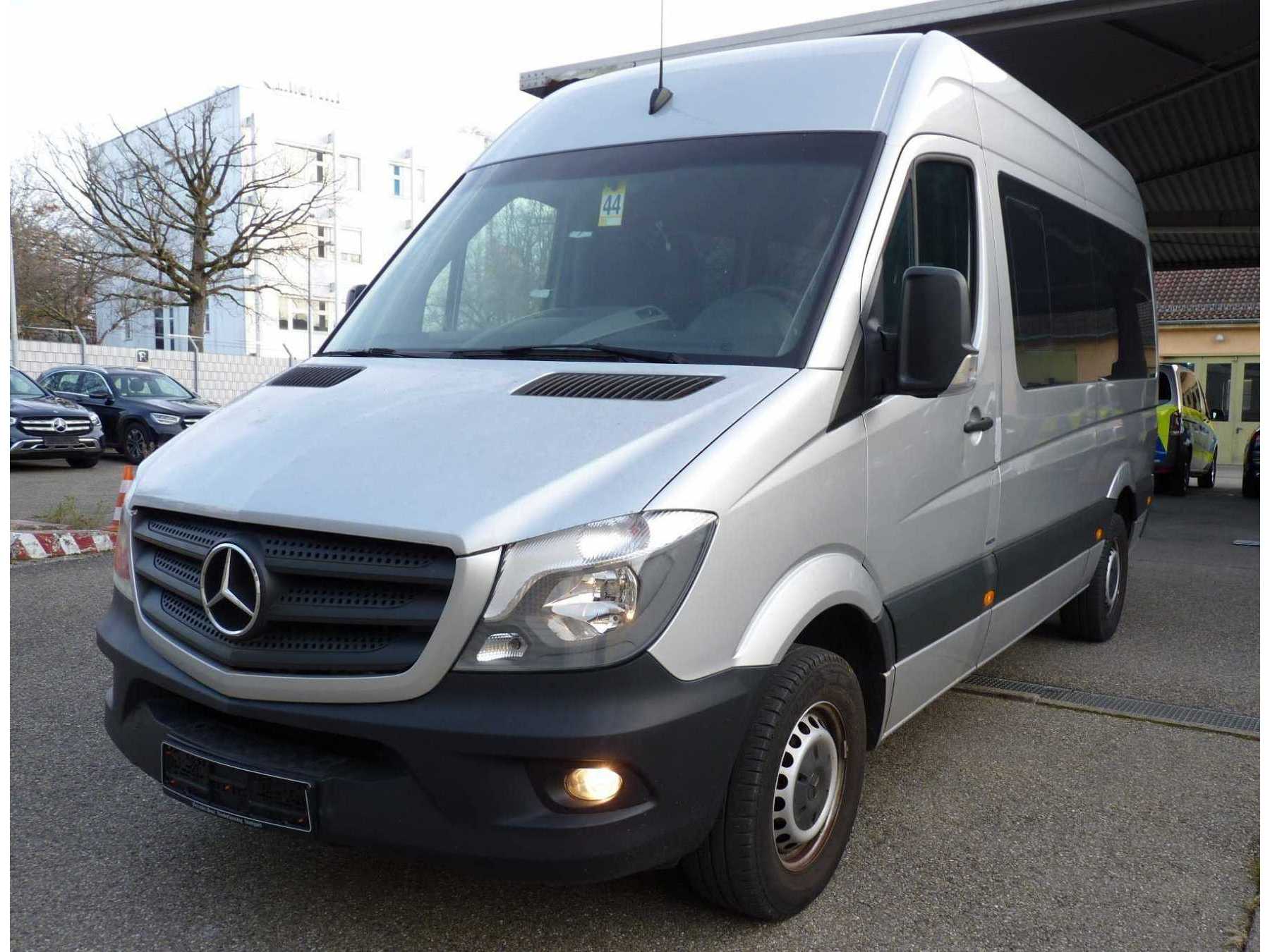 Ansicht von vorne schräg links