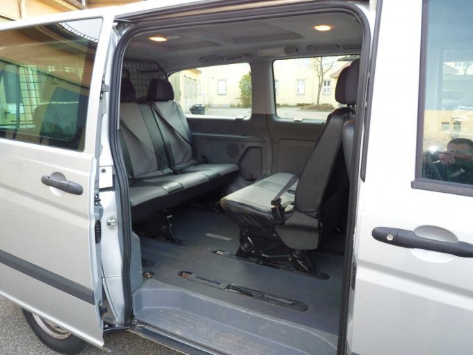 Ansicht von rechts, Schiebetüre geöffnet, Blick in Fond, Sitzbänke