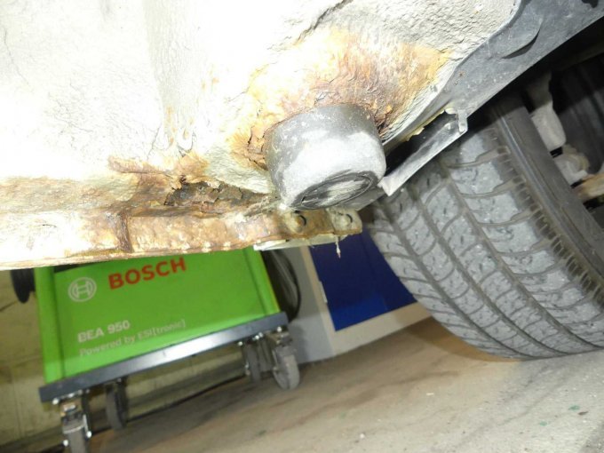 Starke Korrosion an Wagenheberaufnahme vorne links