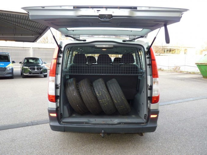 Ansicht von hinten, Kofferdeckel geöffent Blick in Fond, 2. Radsatz