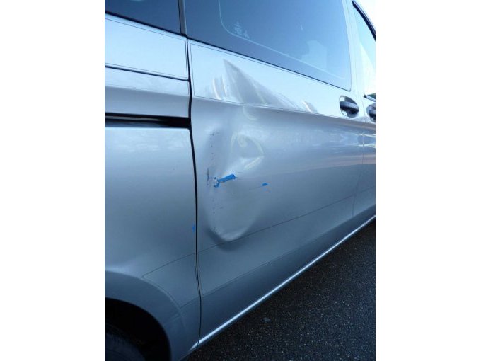 Schaden an Schiebetüre rechts