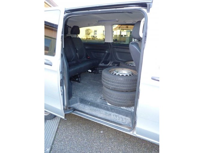 Schiebetüre rechts geöffnet mit Blick in Font