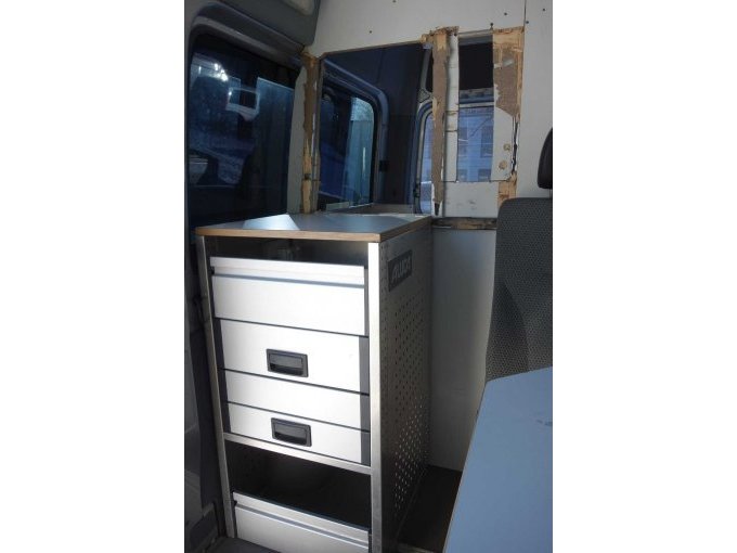 Beschädigte Holzrückwand