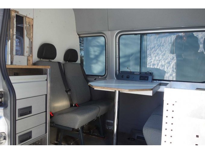 Fondbereich, Sitze, festst. Tisch, Einbauschränke/Regale, beschädigte Rückwand