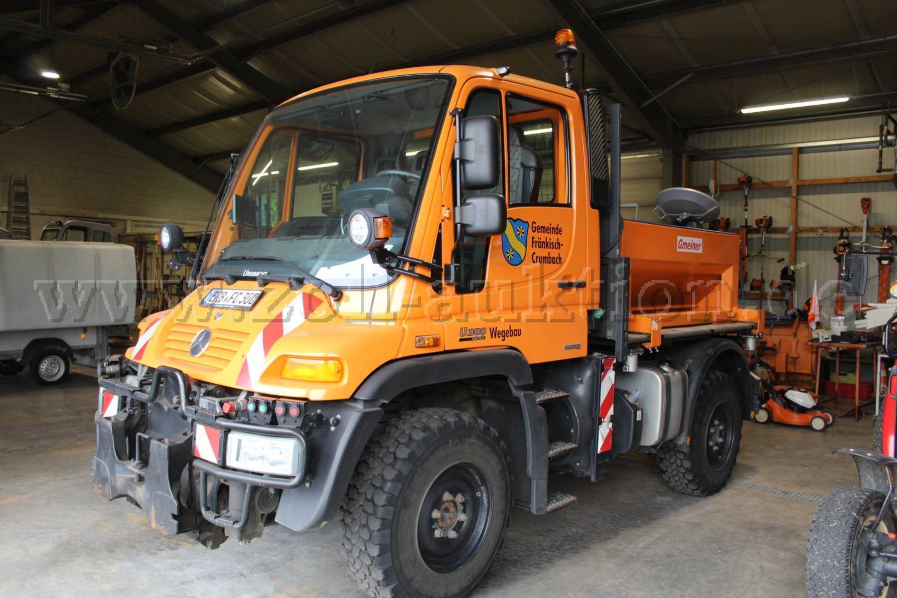 1 Daimler Unimog 405/10, U300 plus3 BlueTec 5 + rozsypywacz Gmeiner STA 2000 TC