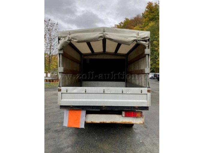 Fahrzeug hinten + Blick auf Ladefläche