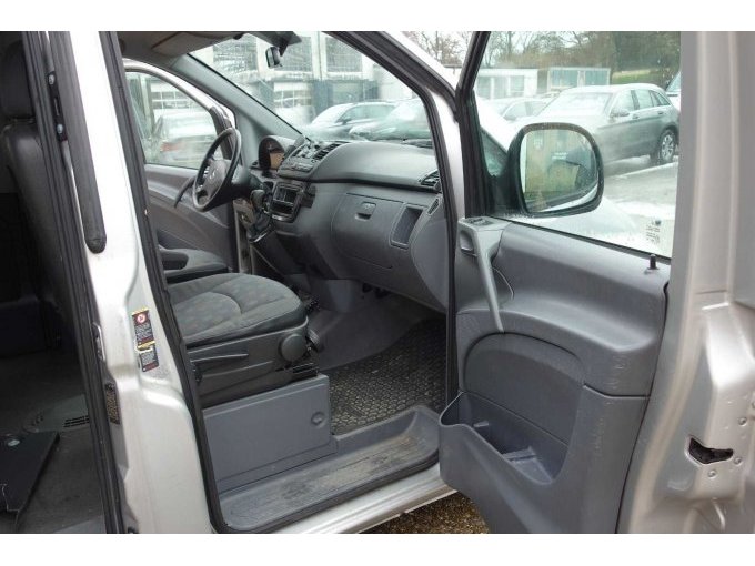 Beifahrerseite / Amaturenbereich + Türverkleidung weist Kratzspuren bzw. Gebrauchtspuren auf.