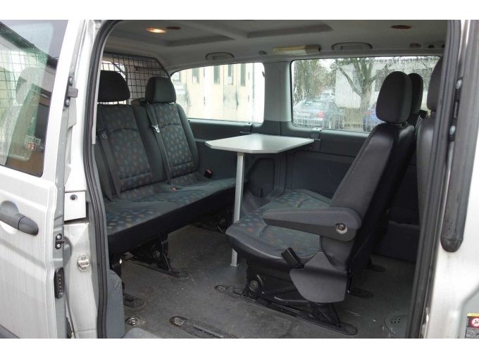 Fahrzeugfond / abklappbarer Tisch