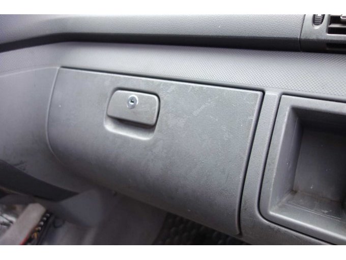 Handschuhfach klebrig / weist Gebrauchtspuren auf