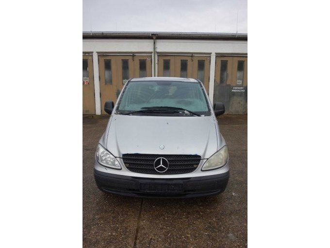 Frontansicht / Rückstände blaue Klebefolie Bereich Motorhaupe / Kratzer unterhalb rechte Scheinwerfer /Scheinwerferglas links matt