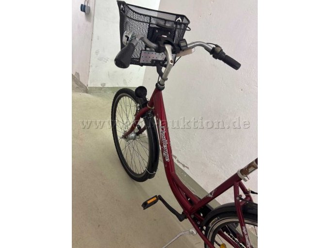 Vorderrad mit Korb am Lenker und Fahrrad-Computer
