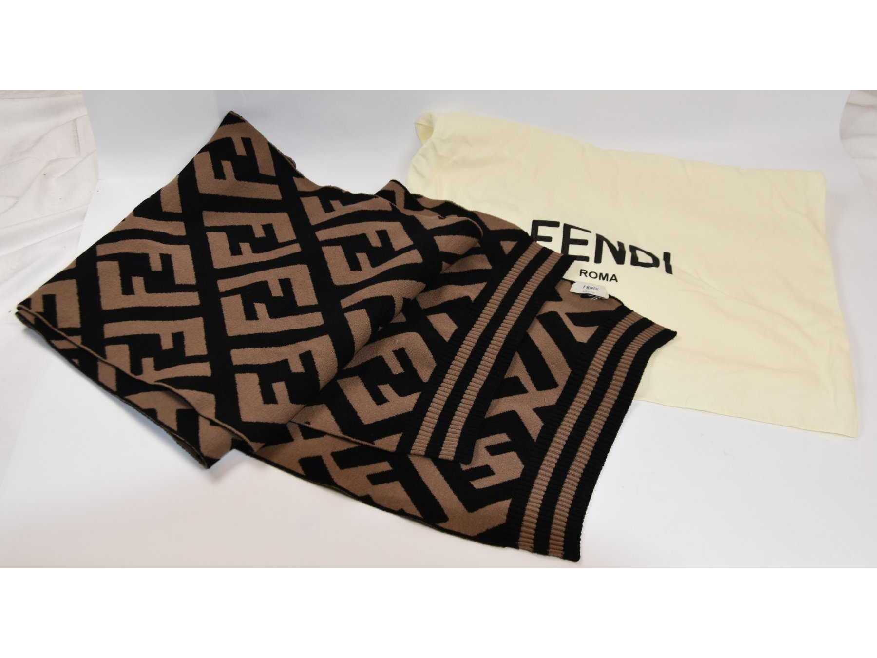 1 Damen-Winterschal "Fendi"