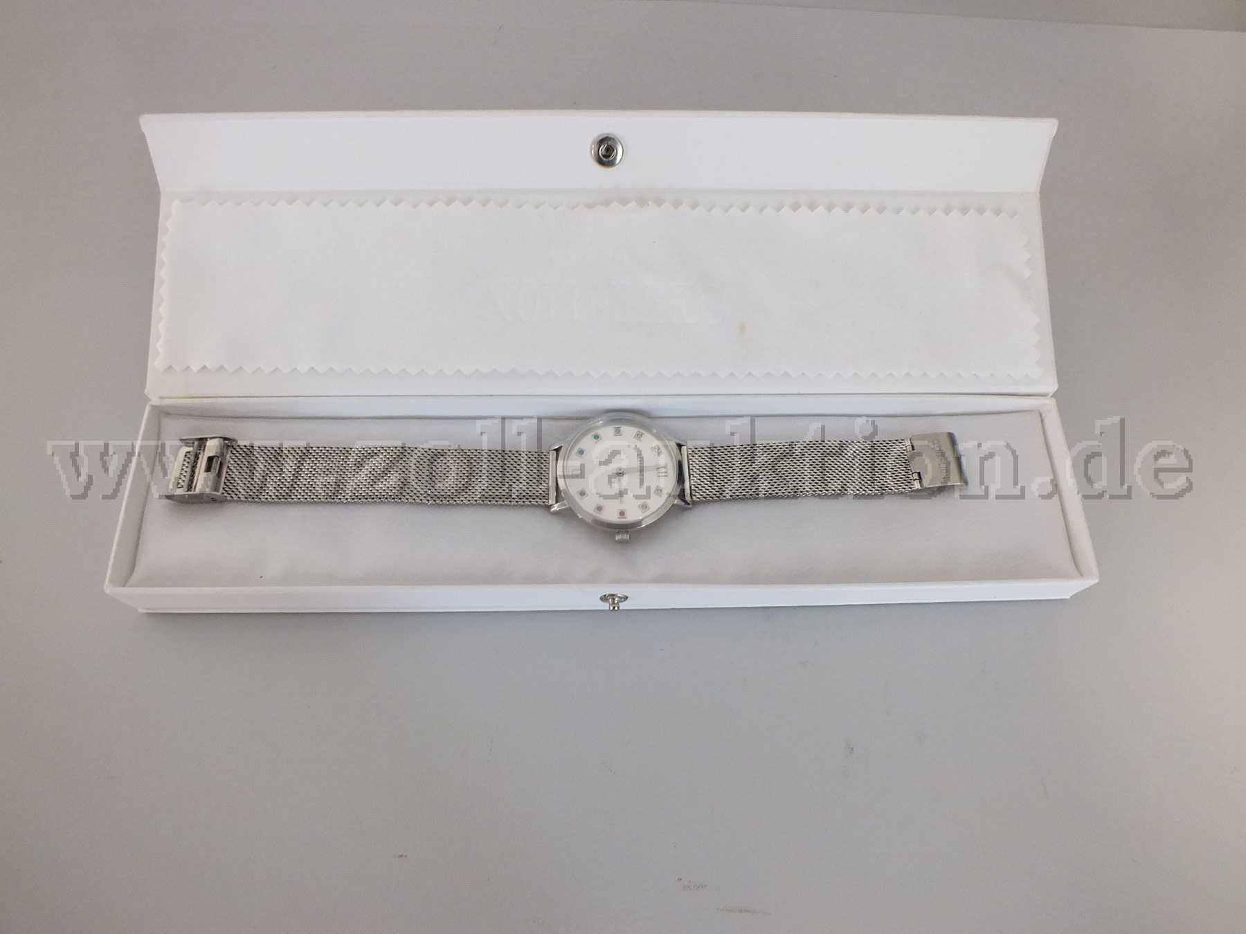 Gesamtansicht der Uhr in Originalverpackung