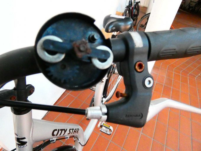 Damenfahrrad City Star_ Ansicht auf die Klingel ohne Abdeckung