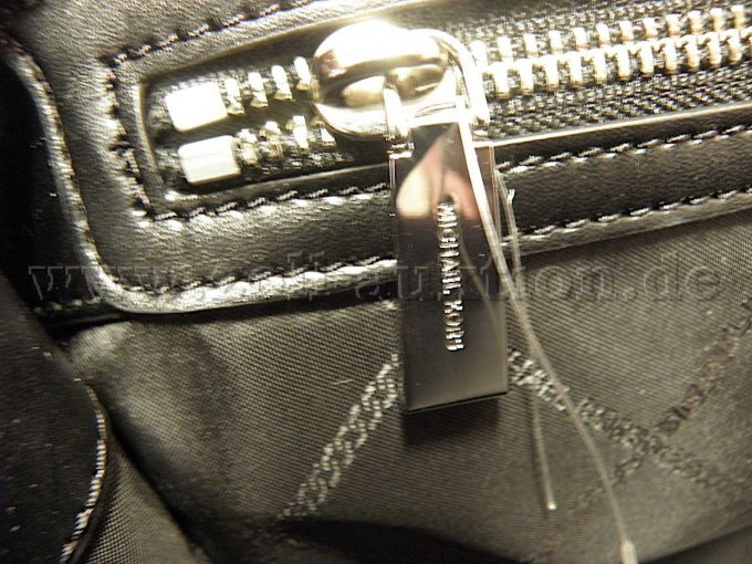 Innenreißverschluss mit Aufschrift Michael Kors