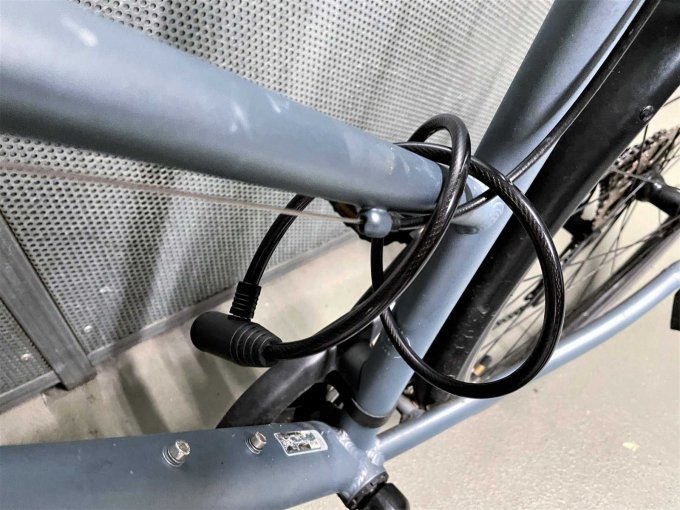 Ein Seilschloss ist am Rahmen angebracht