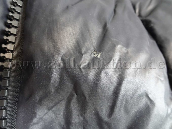 Detailansicht Beschädigung ca. 5mm auf der Vorderseite der Jacke