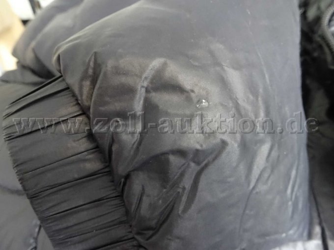 Detailansicht Beschädigung ca. 2mm am Ärmel der Jacke