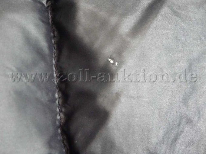 Detailansicht Beschädigung ca. 2mm am Ärmel der Jacke