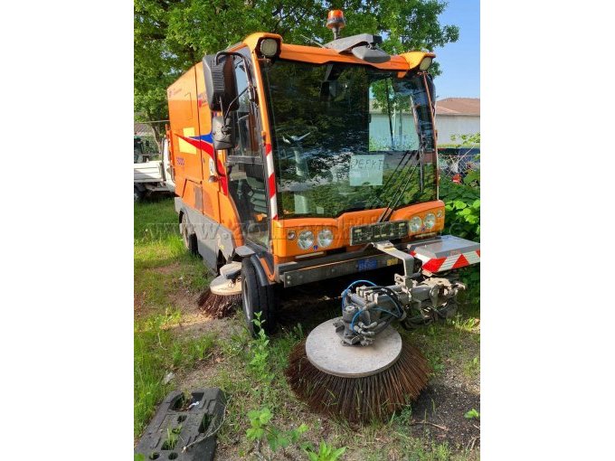 Kehrmaschine von vorne rechts