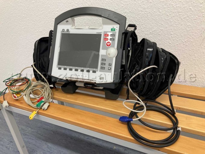 Ansicht vorne mit enthaltenen Kabeln