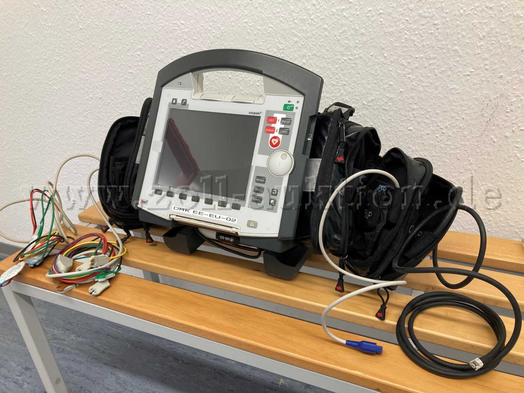 Ansicht vorne mit enthaltenen Kabeln