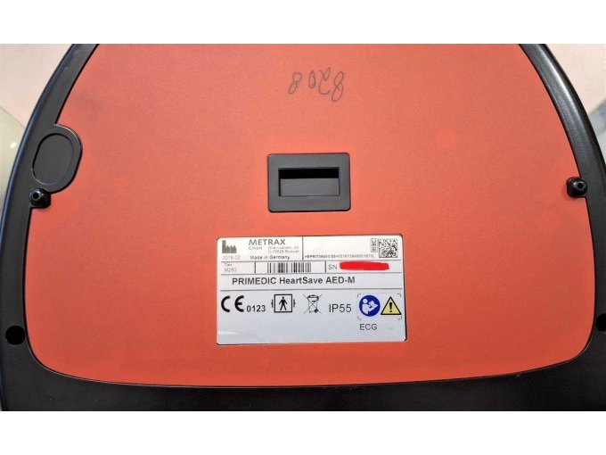 Defibrillator, Rückseite und Typenschild