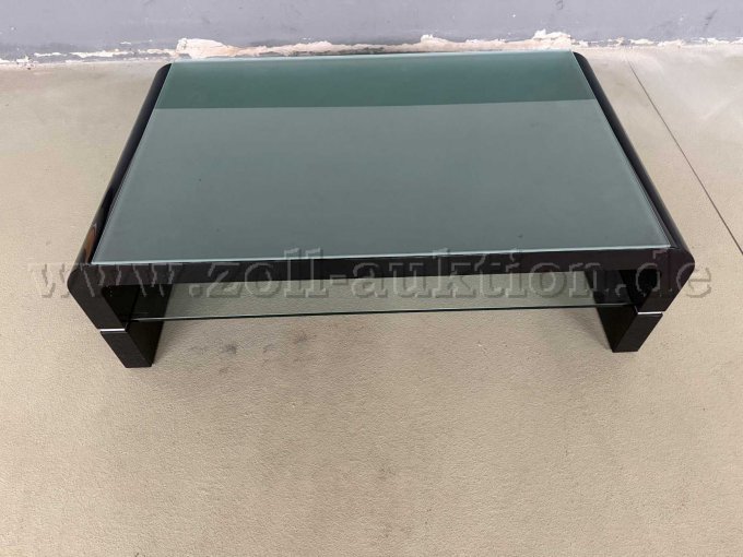 Tisch mit zusätzlicher Glasplatte von vorn