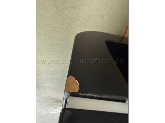 Beschädigung am Sockel