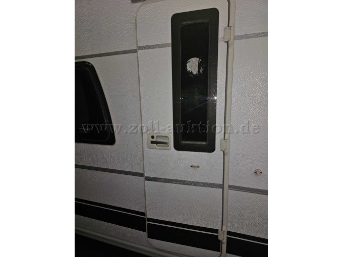 Tür aussen offen stehend