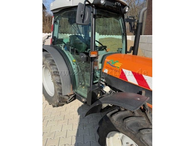 Anschlüsse und Roststelle rechte Seite