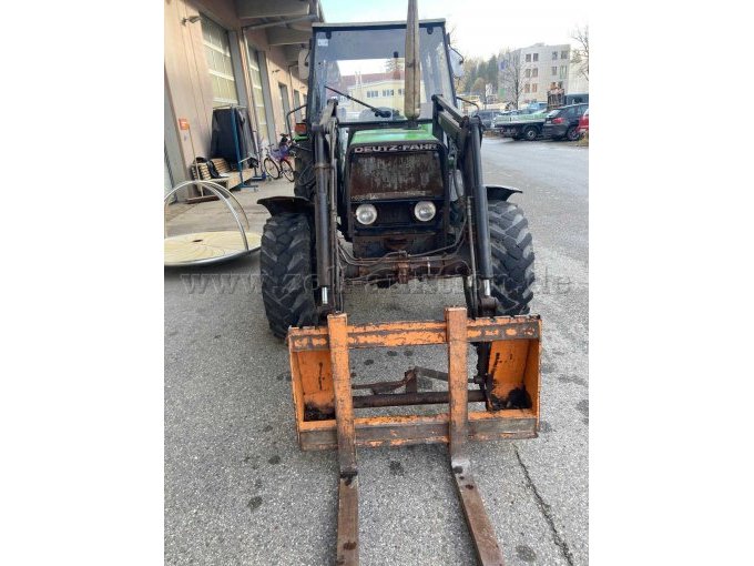 Traktor mit Frontlader und Palettengabel vorne