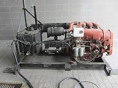 Deutz Dieselmotor, Gesamtansicht Motor (rechts) mit Tank (links) auf Rahmen
