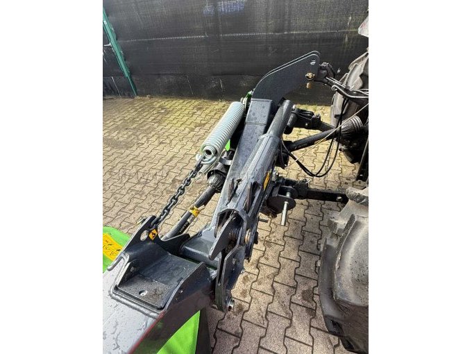 Anbau Mähmaschine an Schlepper